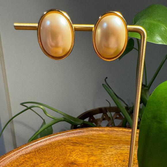 Vintage Large Faux Pearl Gold Tone Oval Stud Earrings - Picture 1 of 3